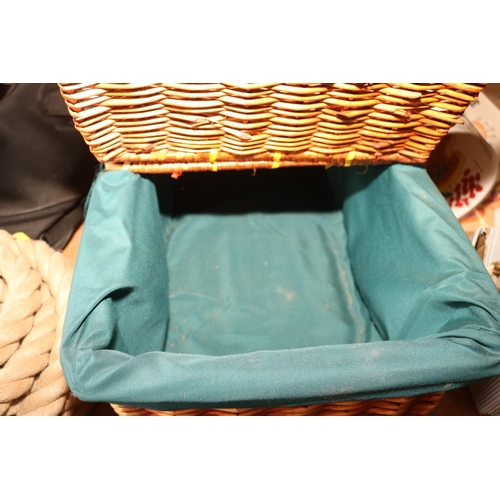 446 - 1 X WICKER PICNIC BASKET