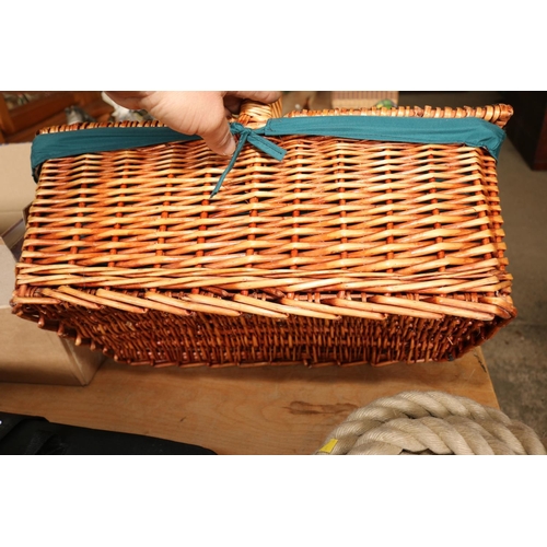 446 - 1 X WICKER PICNIC BASKET