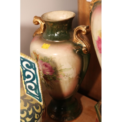 455 - QTY OF VARIOUS DECORATIVE VASES