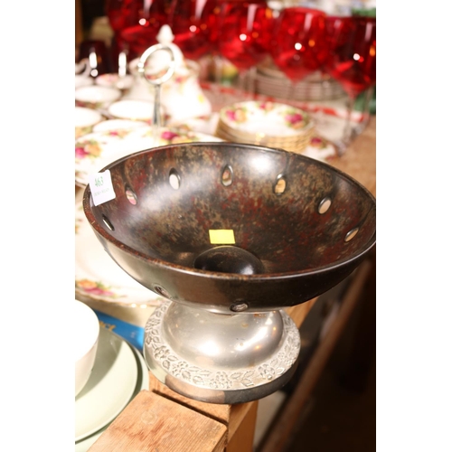 463 - MOTTLED BAKELITE X 2 BOWLS & GENTS SET