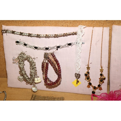 472 - ASSORTED COSTUME JEWELLERY