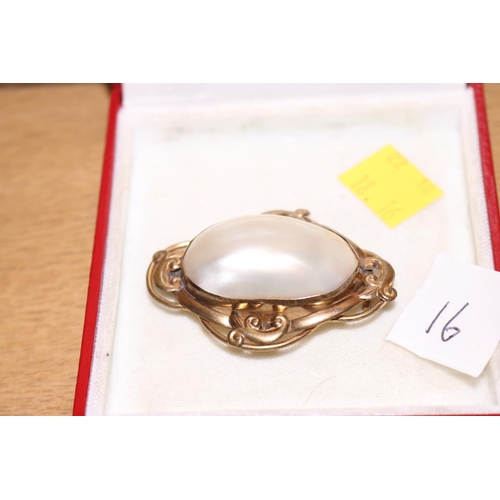 486 - MAKE PEARL BROOCH BOXED