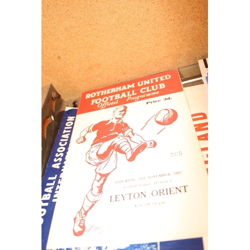 521 - 1963-65 LEYTON ORIENT FOOTBALL PROGRAMS HOME AND AWAY/FOOTBALL CIGARETTE CARDS/EPHEMERA ETC