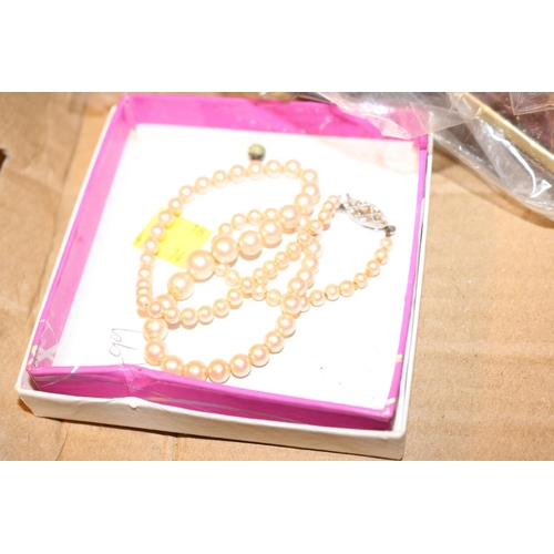 534 - JEWEL CASE QITH COLLECTION OF ASSORTED JEWELLERY