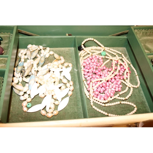 534 - JEWEL CASE QITH COLLECTION OF ASSORTED JEWELLERY