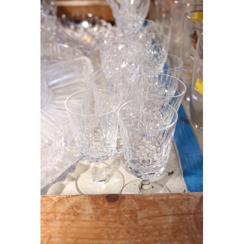 572 - QTY OF GLASSWARE