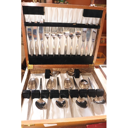 588 - BOXED CUTLERY SETS