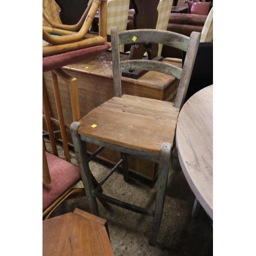 679 - 2 X CHAIRS/2 TIER TABLE & HIGH STOOL