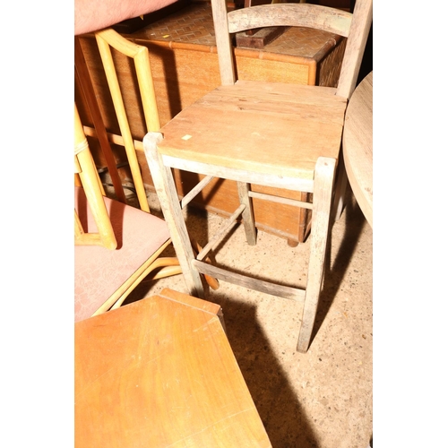 679 - 2 X CHAIRS/2 TIER TABLE & HIGH STOOL