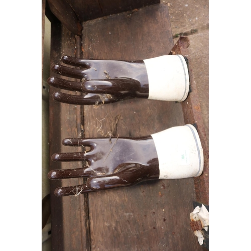 86 - CERAMIC HAND DISPLAY A/F