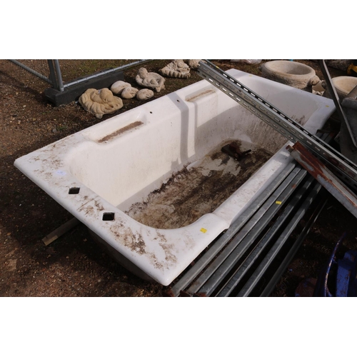 62 - WHITE METAL BATH