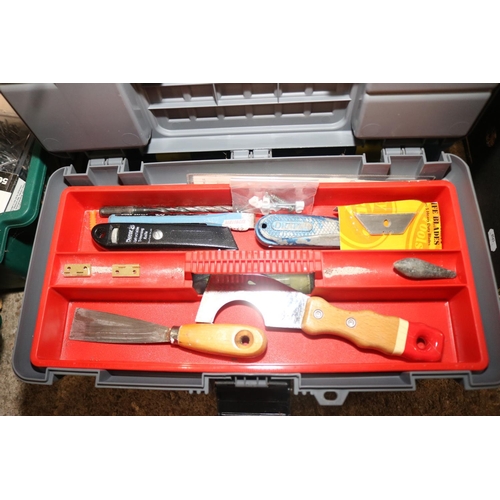 108 - GREY TOOL BOX WITH TOOLS/BENCH VICE/CHISELS/STANLEY PLANER & SET/BLUE TOOL BOX & TOOLS