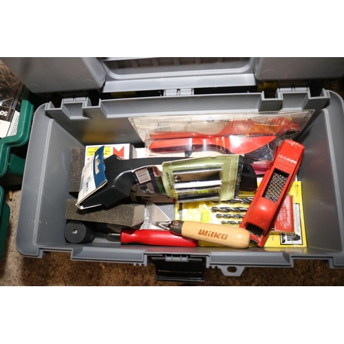 108 - GREY TOOL BOX WITH TOOLS/BENCH VICE/CHISELS/STANLEY PLANER & SET/BLUE TOOL BOX & TOOLS