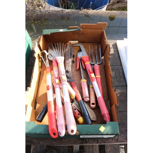 25 - 7 TRAYS OF 10 WOLF GARDEN TOOLS