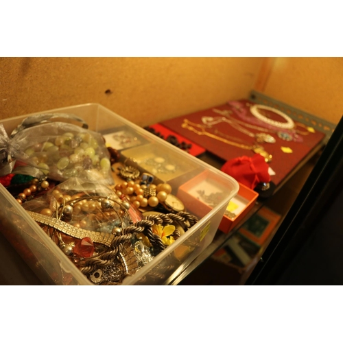 491 - BOX OF MIXED JEWELLERY & NECKLACES
