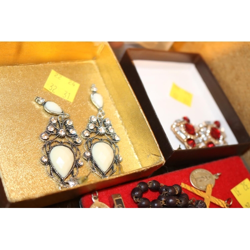 491 - BOX OF MIXED JEWELLERY & NECKLACES