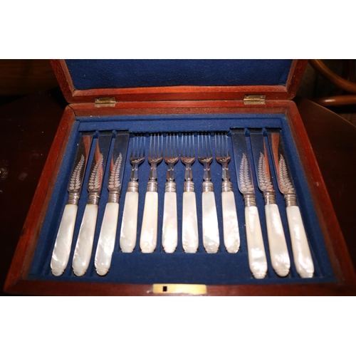 367 - CASED SET OF KNIVES & FORKS