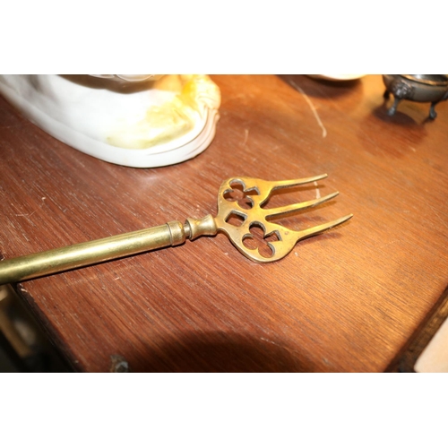 415 - A GEORGIAN TELESCOPE BRASS TOASTING FORK