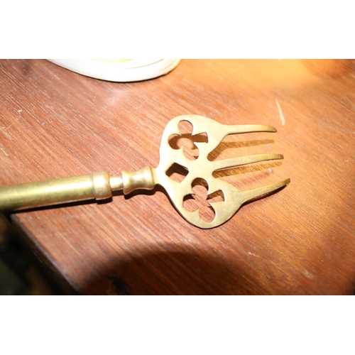 415 - A GEORGIAN TELESCOPE BRASS TOASTING FORK