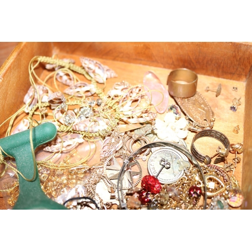 436 - QTY OF COSTUME JEWELLERY & SCRAP GOLD & WATCHES - MINIMUM 18 GMS GOLD