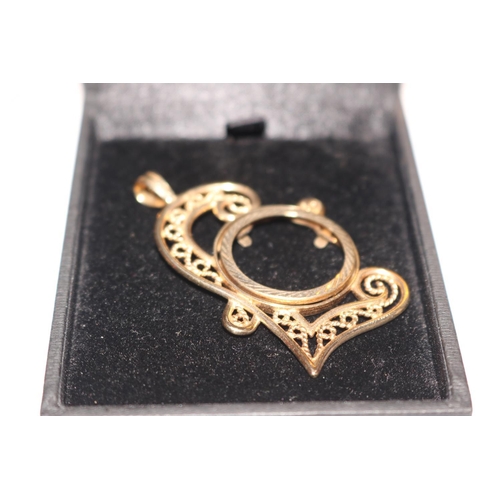 441 - 9CT GOLD POUND SIGN PENDANT FULL SOVERIGN MOUNT (6.6GMS TOTAL)