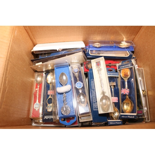 535 - LARGE QTY OF COLLECTABLE SPOONS