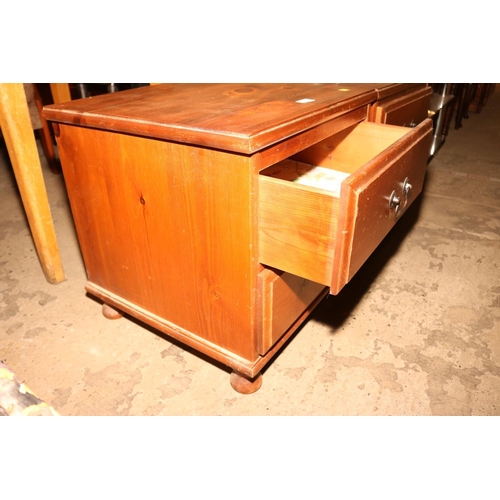 550 - 2 BEDSIDE DRAWERS