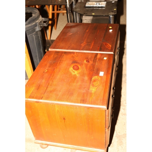 550 - 2 BEDSIDE DRAWERS