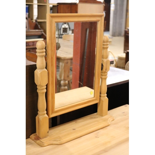 571 - MEDIUM DRESSING TABLE & MIRROR