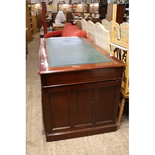 590 - MAHOGANY PARTNERS DESK