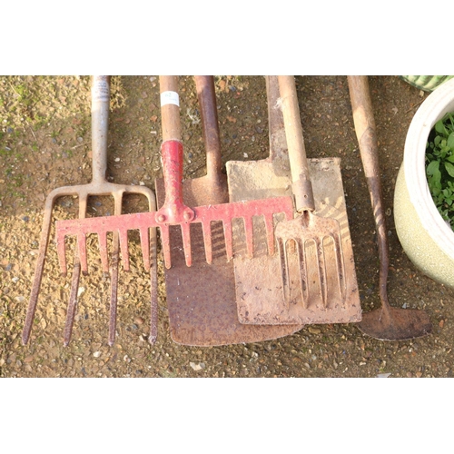 62 - 6 X WOODEN HANDLED VINTAGE TOOLS