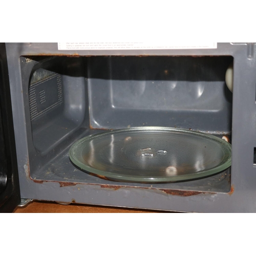 98 - RUSSELL HOBBS MICROWAVE - WARRANTED UNTIL 12 NOON TUESDAY FOLLOWING THE ABOVE SALE