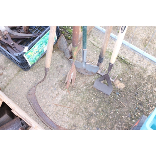 24 - MIXED GARDEN TOOLS