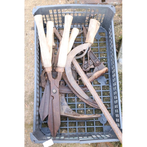 24 - MIXED GARDEN TOOLS