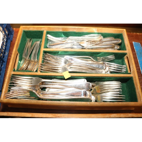 466 - QTY OF PLATED LOOSE CUTLERY & BOX OF BONE HANDLES FISH KNIVES & FORKS