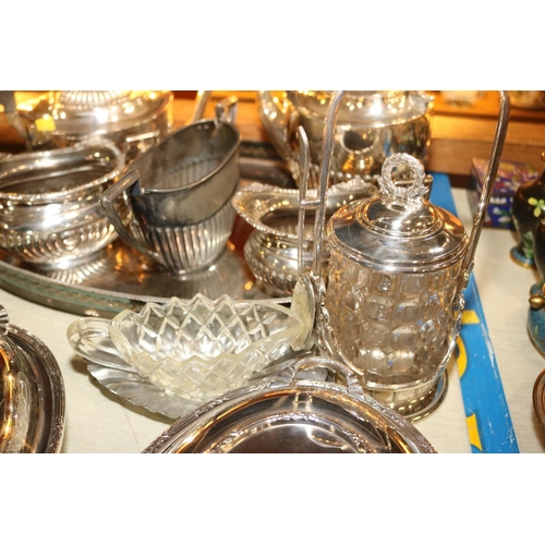 469 - QTY OF VARIOUS PLATED WARE