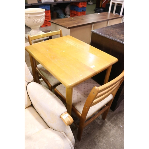 539 - SMALL TABLE WITH 2 CHAIRS