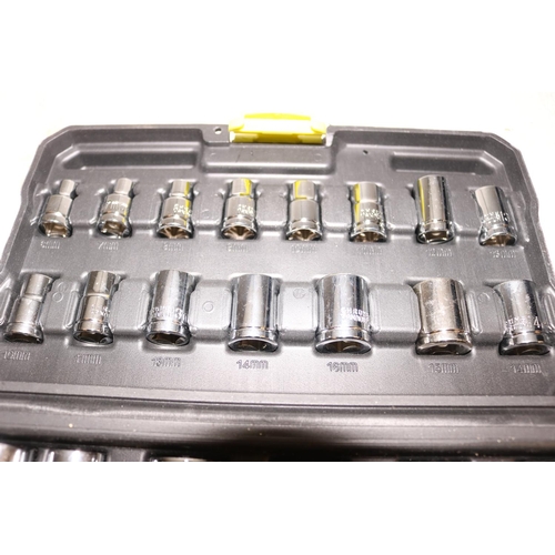 154 - METRIC SOCKET SET