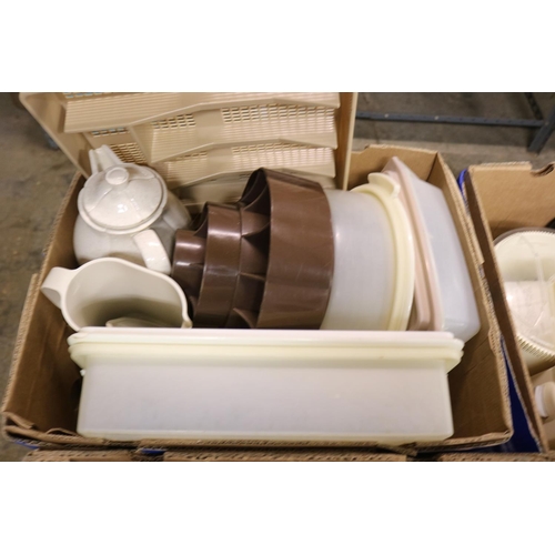 207 - 6 BOXES OF VARIOUS KITCHEN WARE