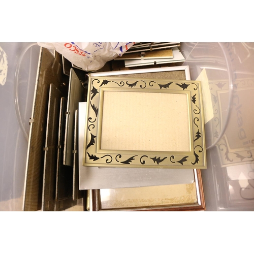 224 - BOX OF VARIOUS FRAMES, INCL 22 GLASS DIP FRAMES, METAL & WOODEN