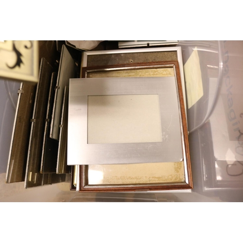 224 - BOX OF VARIOUS FRAMES, INCL 22 GLASS DIP FRAMES, METAL & WOODEN