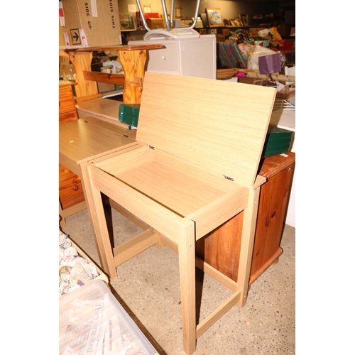 276 - 2 CHILDS DESKS