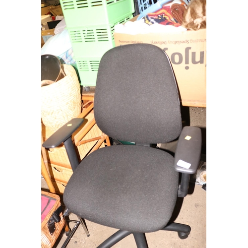 303 - OFFICE SWIVEL CHAIR