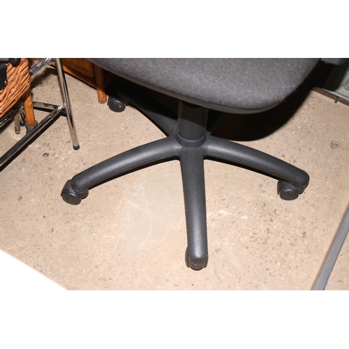 303 - OFFICE SWIVEL CHAIR