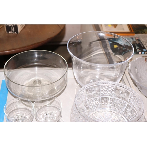 460 - VARIOUS GLASSWARE, INCL SERVING BOWLS, CANDLE STICKS, CALE PLATES, ETC