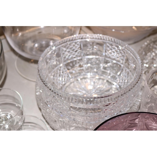 460 - VARIOUS GLASSWARE, INCL SERVING BOWLS, CANDLE STICKS, CALE PLATES, ETC