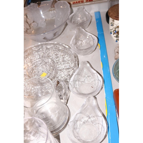 460 - VARIOUS GLASSWARE, INCL SERVING BOWLS, CANDLE STICKS, CALE PLATES, ETC