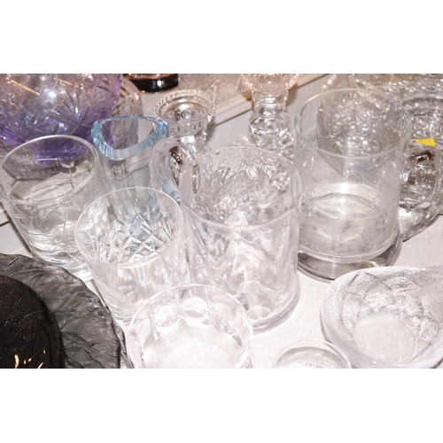 460 - VARIOUS GLASSWARE, INCL SERVING BOWLS, CANDLE STICKS, CALE PLATES, ETC