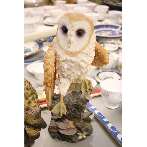 472 - 2 OWL FIGURINES, LIMITED EDITION PRINTS & TOY