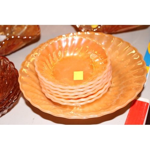 476 - 3 ORANGE CARNIVAL GLASS BOWLS, PEACH LUSTERWARE BOWLS & DEPRESSION GLASS PINK BOWLS